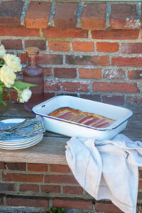 Startet mit mir in die Rhabarbersaison mit einem leckeren Rhabarber-Quark-Auflauf – fruchtig, cremig und der perfekte Genuss f&uuml;r den Fr&uuml;hling! Er ist fix fertig