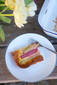 Startet mit mir in die Rhabarbersaison mit einem leckeren Rhabarber-Quark-Auflauf – fruchtig, cremig und der perfekte Genuss f&uuml;r den Fr&uuml;hling! Er ist fix fertig