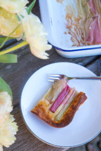 Startet mit mir in die Rhabarbersaison mit einem leckeren Rhabarber-Quark-Auflauf – fruchtig, cremig und der perfekte Genuss f&uuml;r den Fr&uuml;hling! Er ist fix fertig