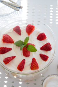 Fruchtig, cremig, einfach himmlisch: Zitronen-Tiramisu ist unser neues Lieblingsdessert – ein frischer Twist des Klassikers, der euch garantiert begeistert!