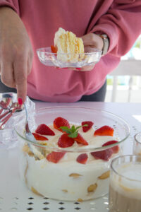 Fruchtig, cremig, einfach himmlisch: Zitronen-Tiramisu ist unser neues Lieblingsdessert – ein frischer Twist des Klassikers, der euch garantiert begeistert!