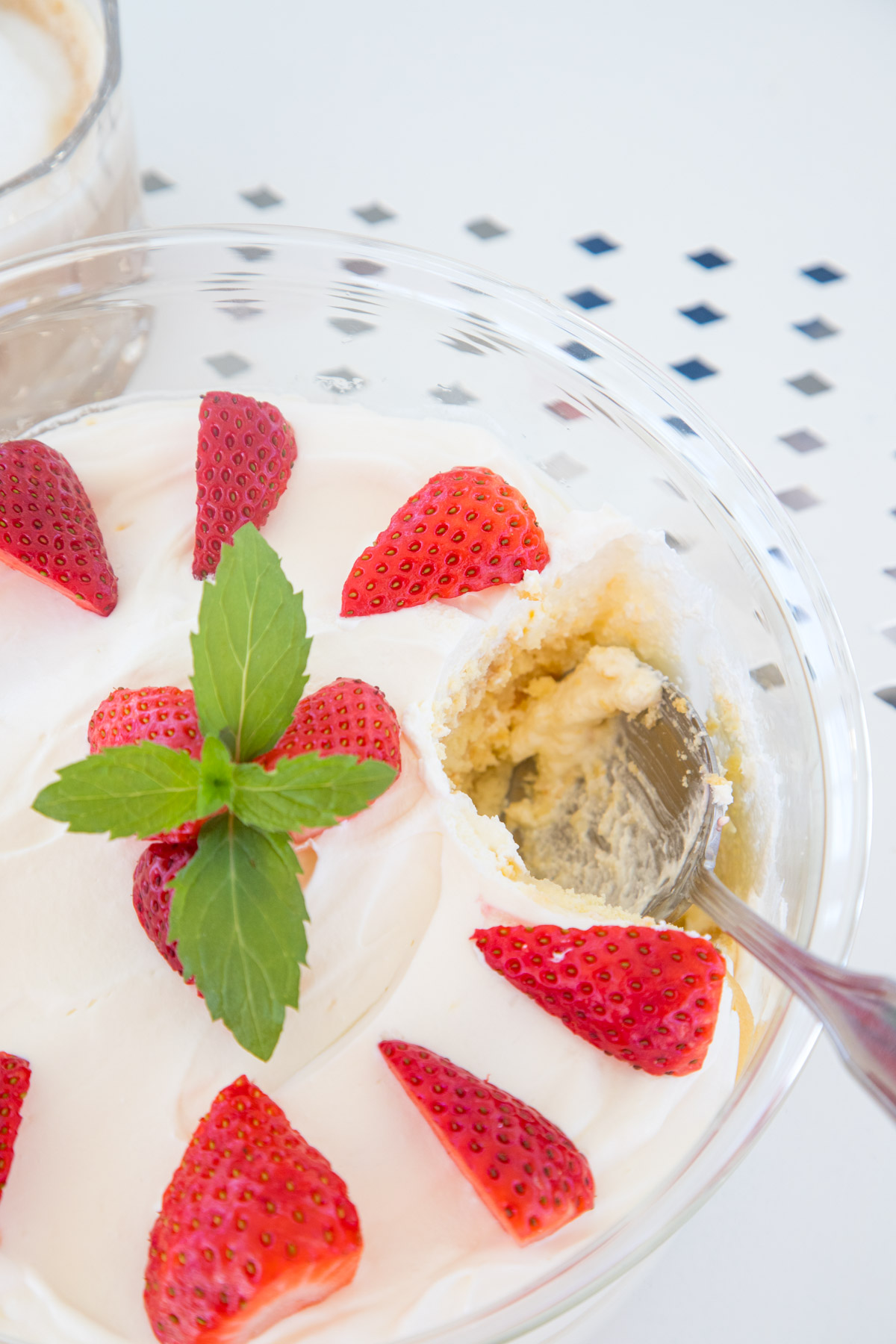 Fruchtig, cremig, einfach himmlisch: Zitronen-Tiramisu ist unser neues Lieblingsdessert – ein frischer Twist des Klassikers, der euch garantiert begeistert!