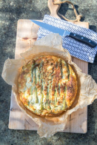 Schnell, einfach und voller Frühlingsaroma: Diese Frittata mit grünem Spargel ist das perfekte Rezept für die schnelle Küche – leicht, lecker und sättigend.