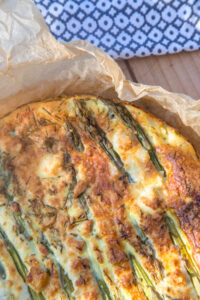 Schnell, einfach und voller Fr&uuml;hlingsaroma: Diese Frittata mit gr&uuml;nem Spargel ist das perfekte Rezept f&uuml;r die schnelle K&uuml;che – leicht, lecker und s&auml;ttigend.
