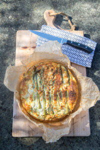 Schnell, einfach und voller Fr&uuml;hlingsaroma: Diese Frittata mit gr&uuml;nem Spargel ist das perfekte Rezept f&uuml;r die schnelle K&uuml;che – leicht, lecker und s&auml;ttigend.