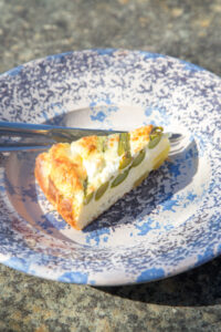 Schnell, einfach und voller Fr&uuml;hlingsaroma: Diese Frittata mit gr&uuml;nem Spargel ist das perfekte Rezept f&uuml;r die schnelle K&uuml;che – leicht, lecker und s&auml;ttigend.