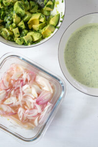 Frisches H&auml;hnchen trifft cremige Avocado und w&uuml;rzigen Koriander – ein leichtes, aromatisches Gericht f&uuml;r Genie&szlig;er*innen. Perfekt f&uuml;r den Sommer!