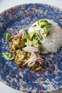 Frisches H&auml;hnchen trifft cremige Avocado und w&uuml;rzigen Koriander – ein leichtes, aromatisches Gericht f&uuml;r Genie&szlig;er*innen. Perfekt f&uuml;r den Sommer!