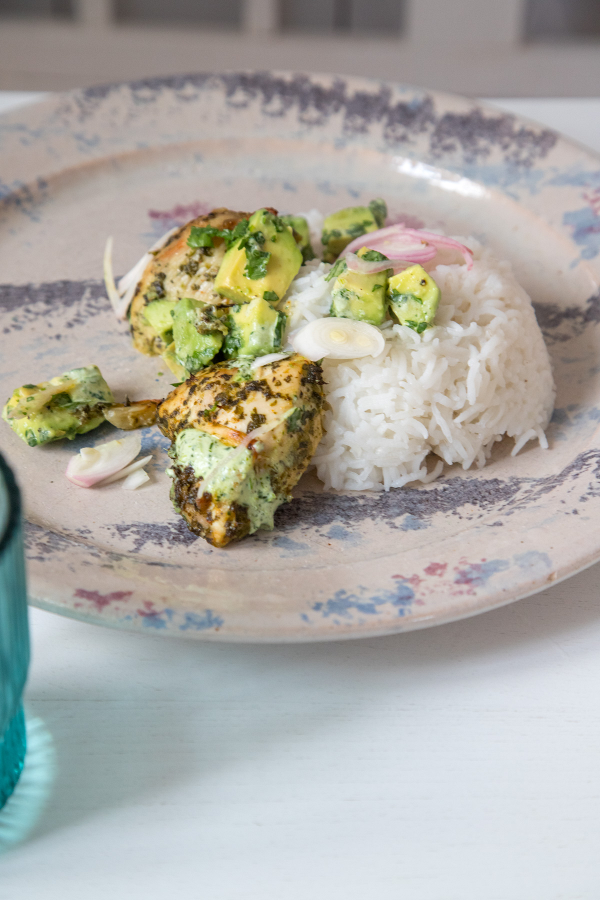 Es gibt Hähnchen mit Avocado und Koriander | tastesheriff Es gibt Hähnchen mit Avocado und Koriander | tastesheriff