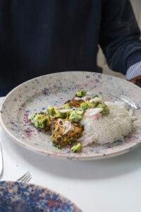 Frisches H&auml;hnchen trifft cremige Avocado und w&uuml;rzigen Koriander – ein leichtes, aromatisches Gericht f&uuml;r Genie&szlig;er*innen. Perfekt f&uuml;r den Sommer!