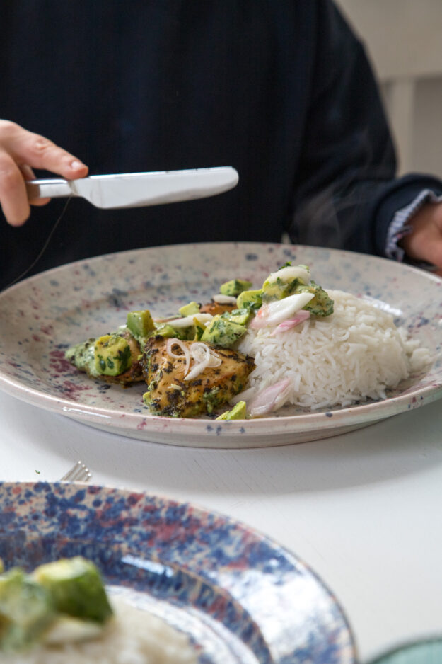 Frisches Hähnchen trifft cremige Avocado und würzigen Koriander – ein leichtes, aromatisches Gericht für Genießer*innen. Perfekt für den Sommer!