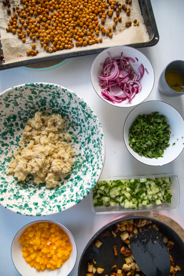 Perfekt für die Grillsaison: Ein frischer Halloumi-Kichererbsen-Salat mit Minze und Zitrone – leicht, sättigend und ideal als Beilage oder Hauptgericht.