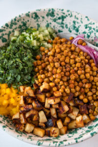 Perfekt f&uuml;r die Grillsaison: Ein frischer Halloumi-Kichererbsen-Salat mit Minze und Zitrone – leicht, s&auml;ttigend und ideal als Beilage oder Hauptgericht.