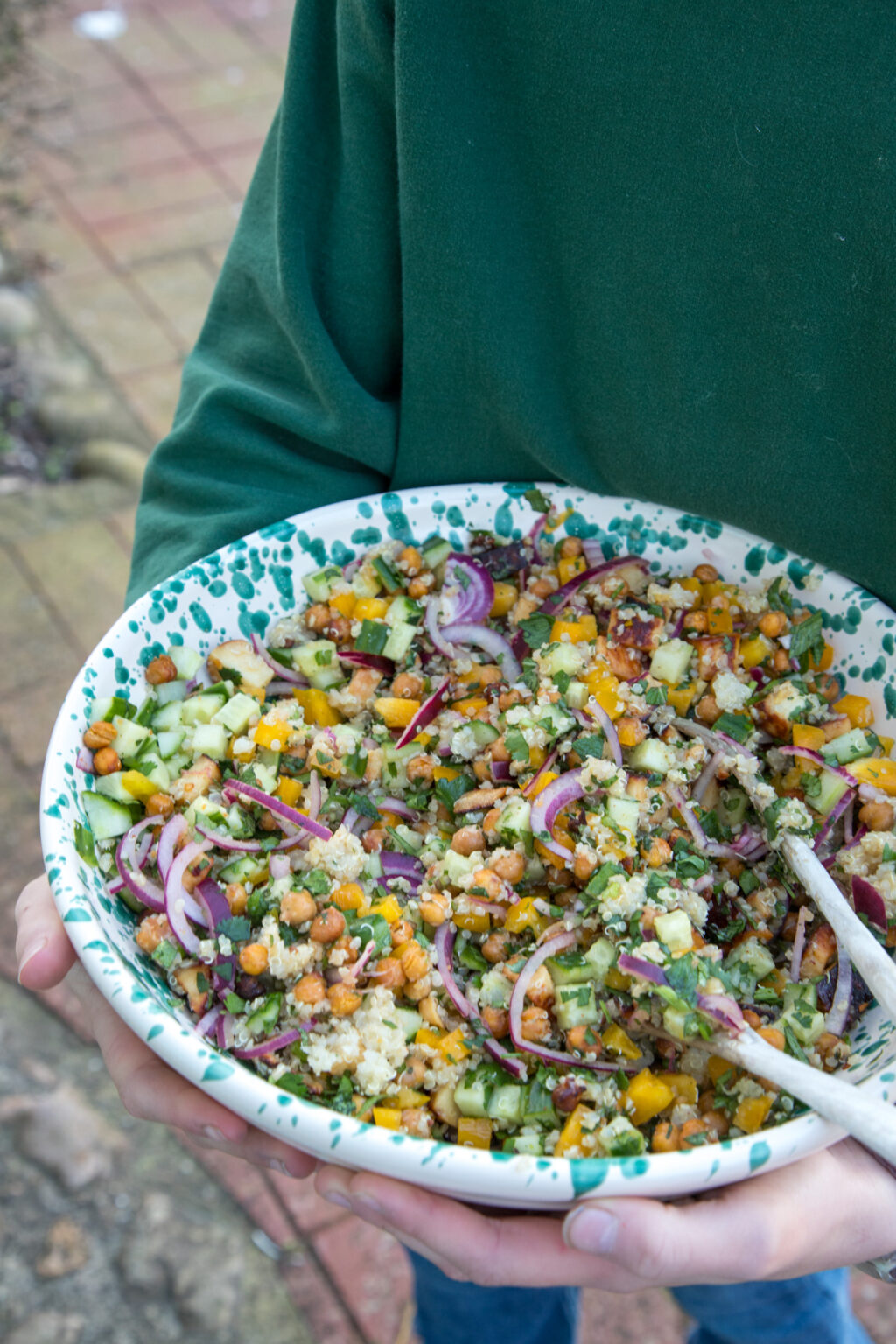 Für die Grillsaison: Halloumi Kichererbsen Salat mit Quinoa