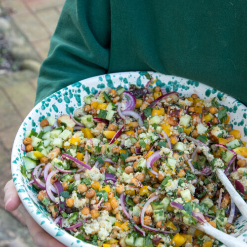 Perfekt für die Grillsaison: Ein frischer Halloumi-Kichererbsen-Salat mit Minze und Zitrone – leicht, sättigend und ideal als Beilage oder Hauptgericht.