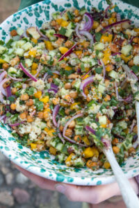 Perfekt f&uuml;r die Grillsaison: Ein frischer Halloumi-Kichererbsen-Salat mit Minze und Zitrone – leicht, s&auml;ttigend und ideal als Beilage oder Hauptgericht.