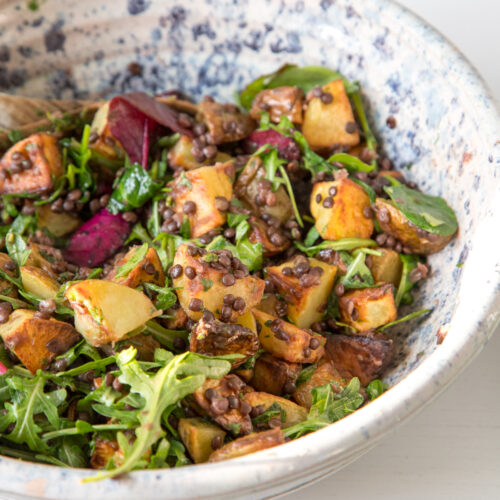 Unser neuer Lieblings-Kartoffelsalat mit Linsen: frisch, sättigend und voller Aroma – perfekt für Picknick, Grillabende oder als schnelles Sommergericht!