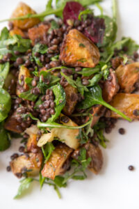 Unser neuer Lieblings-Kartoffelsalat mit Linsen: frisch, s&auml;ttigend und voller Aroma – perfekt f&uuml;r Picknick, Grillabende oder als schnelles Sommergericht!