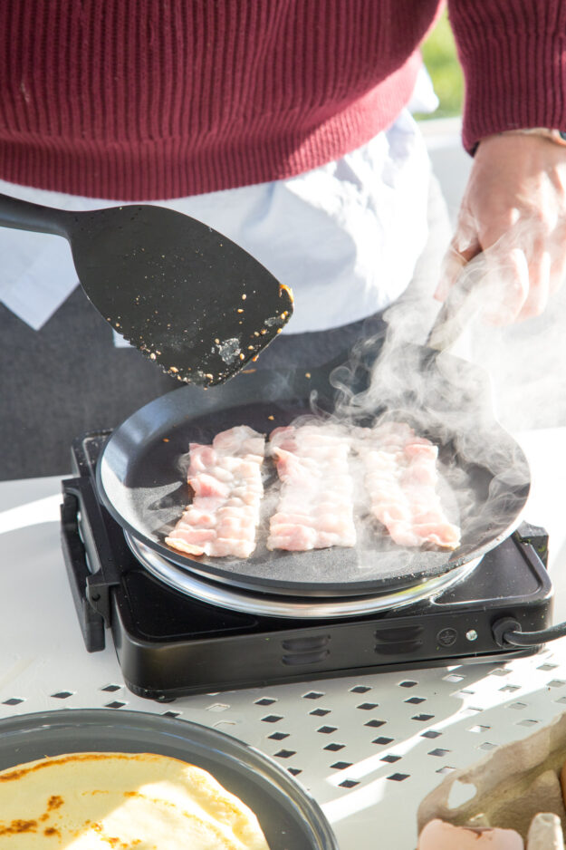 Herzhafte Pfannkuchen zum Frühstück: mit Honig-Sesam-Ei und knusprigem Bacon – ein kreativer Start in den Tag, der süß und salzig perfekt vereint!