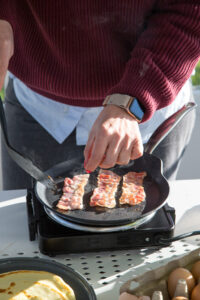Herzhafte Pfannkuchen zum Fr&uuml;hst&uuml;ck: mit Honig-Sesam-Ei und knusprigem Bacon – ein kreativer Start in den Tag, der s&uuml;&szlig; und salzig perfekt vereint!