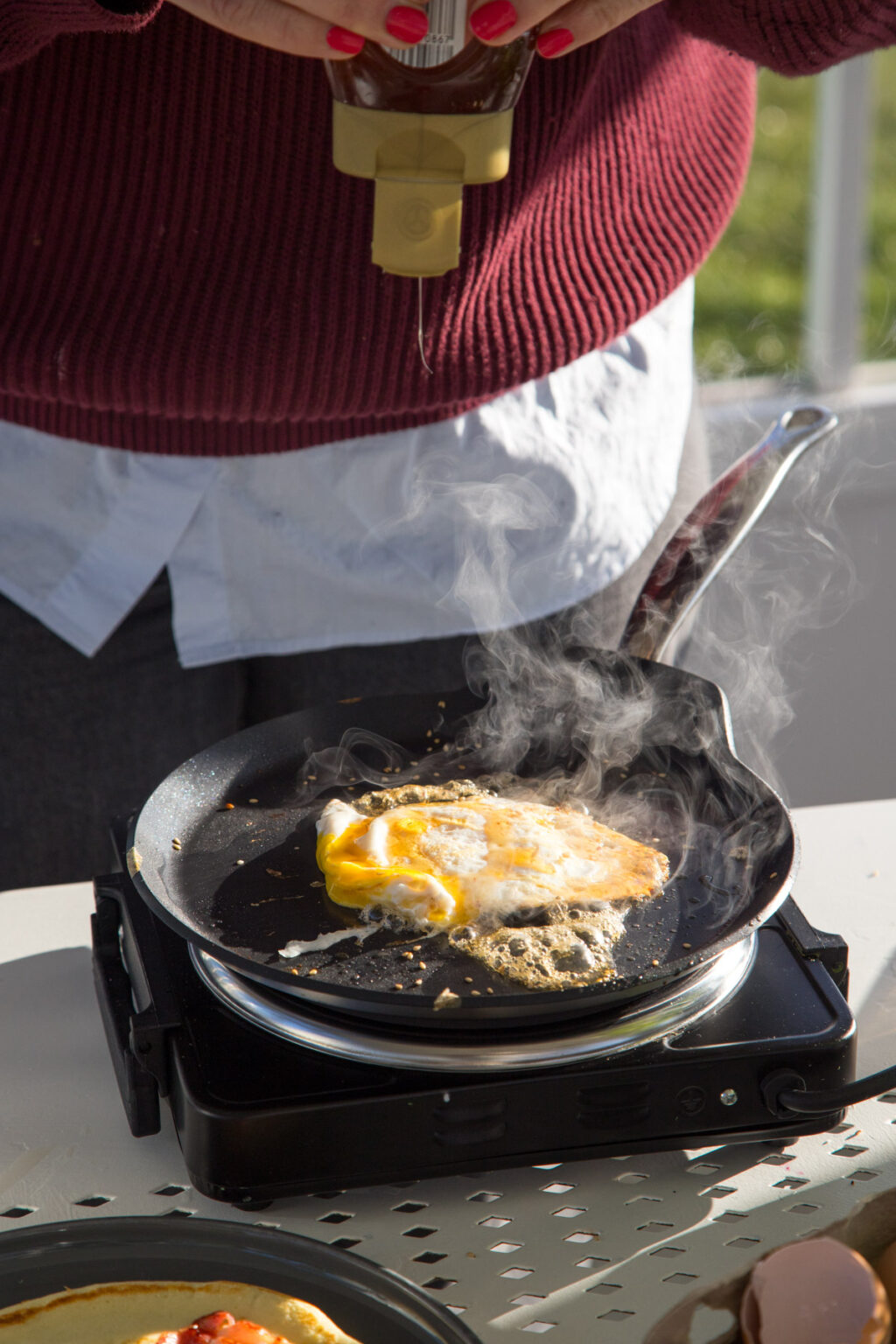 Pfannkuchen mit Honig-Sesam Ei und Bacon zum Frühstück