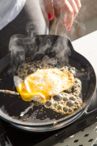 Herzhafte Pfannkuchen zum Fr&uuml;hst&uuml;ck: mit Honig-Sesam-Ei und knusprigem Bacon – ein kreativer Start in den Tag, der s&uuml;&szlig; und salzig perfekt vereint!