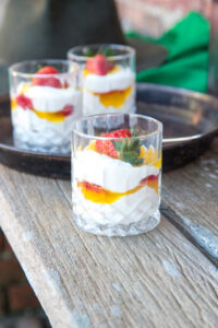 Fruchtig, frisch und himmlisch cremig: Dieses Zitronen-Erdbeer-Dessert ist das perfekte Sonntags-Dessert – schnell gemacht und ein echter Genuss f&uuml;r alle!