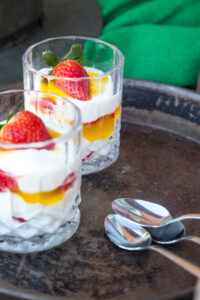 Fruchtig, frisch und himmlisch cremig: Dieses Zitronen-Erdbeer-Dessert ist das perfekte Sonntags-Dessert – schnell gemacht und ein echter Genuss f&uuml;r alle!