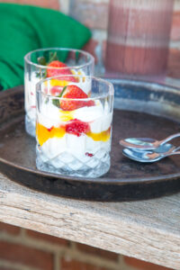 Fruchtig, frisch und himmlisch cremig: Dieses Zitronen-Erdbeer-Dessert ist das perfekte Sonntags-Dessert – schnell gemacht und ein echter Genuss f&uuml;r alle!