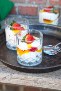 Fruchtig, frisch und himmlisch cremig: Dieses Zitronen-Erdbeer-Dessert ist das perfekte Sonntags-Dessert – schnell gemacht und ein echter Genuss für alle!