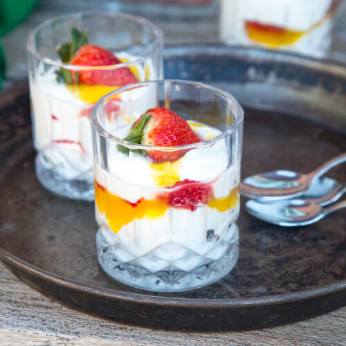 Fruchtig, frisch und himmlisch cremig: Dieses Zitronen-Erdbeer-Dessert ist das perfekte Sonntags-Dessert – schnell gemacht und ein echter Genuss für alle!