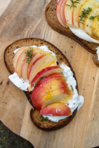 Schnell gemacht & raffiniert: Diese Apfel-Burrata-Schnittchen vereinen S&uuml;&szlig;e, Cremigkeit und Frische – perfekt als Vorspeise oder leichtes Sommergericht.