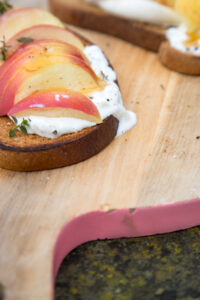 Schnell gemacht & raffiniert: Diese Apfel-Burrata-Schnittchen vereinen S&uuml;&szlig;e, Cremigkeit und Frische – perfekt als Vorspeise oder leichtes Sommergericht.