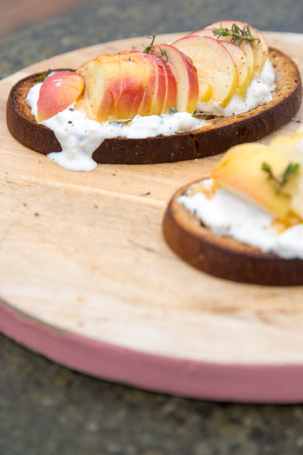 Apfel-Burrata-Schnittchen | tastesheriff