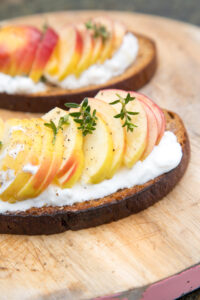 Schnell gemacht & raffiniert: Diese Apfel-Burrata-Schnittchen vereinen S&uuml;&szlig;e, Cremigkeit und Frische – perfekt als Vorspeise oder leichtes Sommergericht.