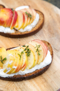 Schnell gemacht & raffiniert: Diese Apfel-Burrata-Schnittchen vereinen S&uuml;&szlig;e, Cremigkeit und Frische – perfekt als Vorspeise oder leichtes Sommergericht.