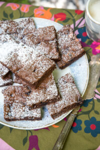 Saftiger Schoko-Kirschkuchen vom Blech – schnell gemacht, super schokoladig und perfekt f&uuml;r spontanen Kuchenhunger oder den n&auml;chsten Kaffeebesuch!