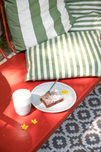 Saftiger Schoko-Kirschkuchen vom Blech – schnell gemacht, super schokoladig und perfekt f&uuml;r spontanen Kuchenhunger oder den n&auml;chsten Kaffeebesuch!