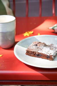 Saftiger Schoko-Kirschkuchen vom Blech – schnell gemacht, super schokoladig und perfekt f&uuml;r spontanen Kuchenhunger oder den n&auml;chsten Kaffeebesuch!