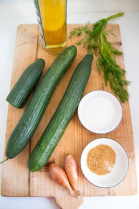 Knackig, s&uuml;&szlig;-sauer und einfach selbst gemacht: Diese eingelegten Gurkenscheiben sind das perfekte Topping f&uuml;r Brot, Burger, Bowls oder als Snack.