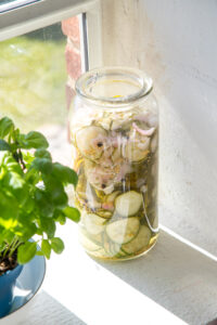 Knackig, s&uuml;&szlig;-sauer und einfach selbst gemacht: Diese eingelegten Gurkenscheiben sind das perfekte Topping f&uuml;r Brot, Burger, Bowls oder als Snack.