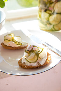 Knackig, s&uuml;&szlig;-sauer und einfach selbst gemacht: Diese eingelegten Gurkenscheiben sind das perfekte Topping f&uuml;r Brot, Burger, Bowls oder als Snack.