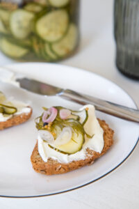 Knackig, s&uuml;&szlig;-sauer und einfach selbst gemacht: Diese eingelegten Gurkenscheiben sind das perfekte Topping f&uuml;r Brot, Burger, Bowls oder als Snack.