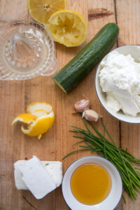 Frisch, cremig, schnell gemacht: Dieser Gurken-Dip ist der perfekte Begleiter f&uuml;r dein n&auml;chstes Grillfest. Ideal zu Kartoffeln, Brot, Gem&uuml;se oder Gegrilltem!