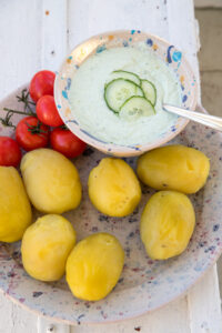 Frisch, cremig, schnell gemacht: Dieser Gurken-Dip ist der perfekte Begleiter für dein nächstes Grillfest. Ideal zu Kartoffeln, Brot, Gemüse oder Gegrilltem!