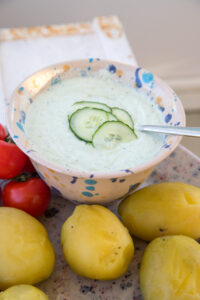 Frisch, cremig, schnell gemacht: Dieser Gurken-Dip ist der perfekte Begleiter f&uuml;r dein n&auml;chstes Grillfest. Ideal zu Kartoffeln, Brot, Gem&uuml;se oder Gegrilltem!