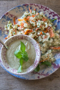 Frisch, s&auml;ttigend & voller Aromen: Karotten-Feta-Quinoa-Salat trifft auf cremigen Minze-Basilikum-Hummus – ideal f&uuml;r hei&szlig;e Tage oder als Meal Prep.