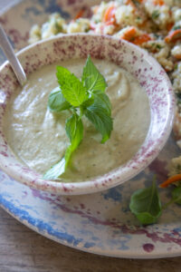 Frisch, s&auml;ttigend & voller Aromen: Karotten-Feta-Quinoa-Salat trifft auf cremigen Minze-Basilikum-Hummus – ideal f&uuml;r hei&szlig;e Tage oder als Meal Prep.