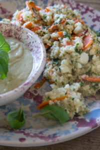 Frisch, s&auml;ttigend & voller Aromen: Karotten-Feta-Quinoa-Salat trifft auf cremigen Minze-Basilikum-Hummus – ideal f&uuml;r hei&szlig;e Tage oder als Meal Prep.