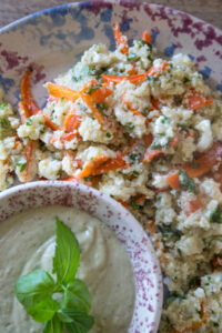 Frisch, s&auml;ttigend & voller Aromen: Karotten-Feta-Quinoa-Salat trifft auf cremigen Minze-Basilikum-Hummus – ideal f&uuml;r hei&szlig;e Tage oder als Meal Prep.